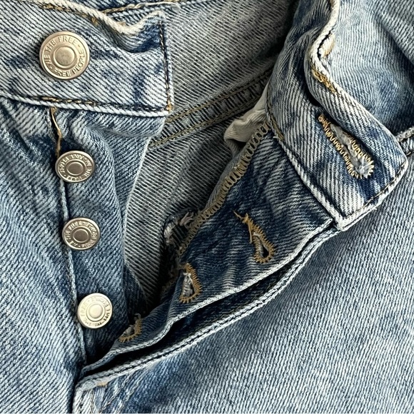 Women’s We The Free Light Wash Distressed Straight Leg Mom Jeans Size 25 - Picture 8 of 15